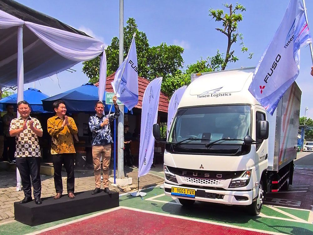 Mitsubishi Fuso Serahkan Truk Listrik eCanter ke Konsumen Pertama di Indonesia