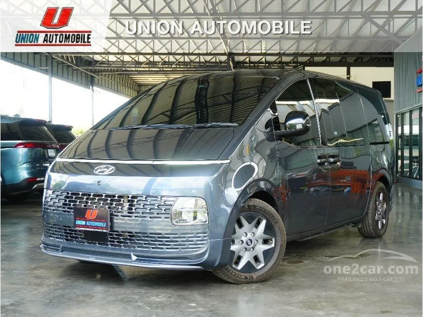 2022 Hyundai Staria SEL Van