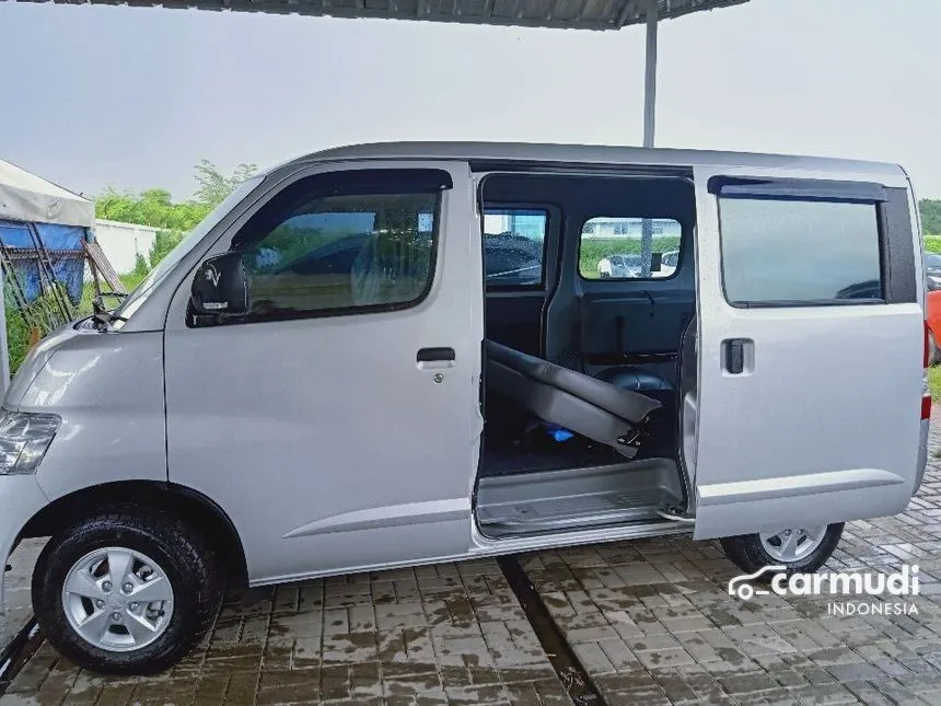 2025 Daihatsu Gran Max Mini Bus D PS Van