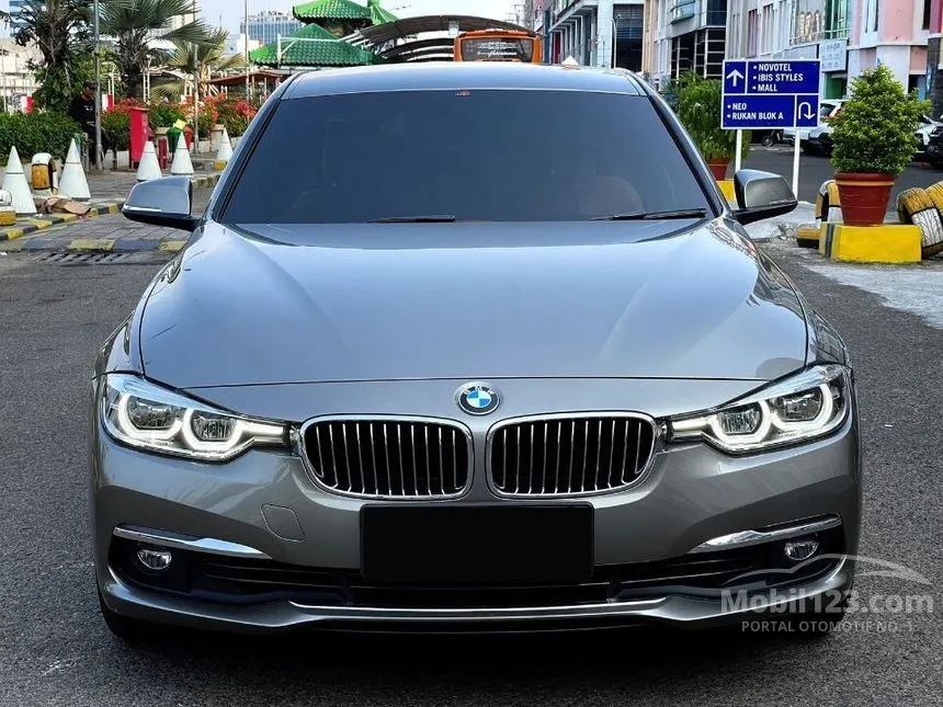 2018 BMW 320i Luxury Sedan