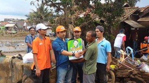 ACC Beri Santunan Korban Banjir Garut
