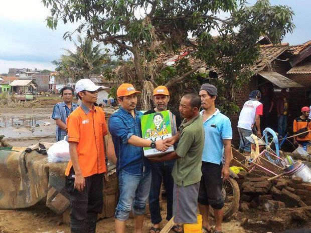 ACC Beri Santunan Korban Banjir Garut