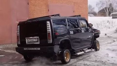 Hummer H2 Kelihatan Konyol Setelah Dipaksa Menggunakan Velg Ukuran Starlet