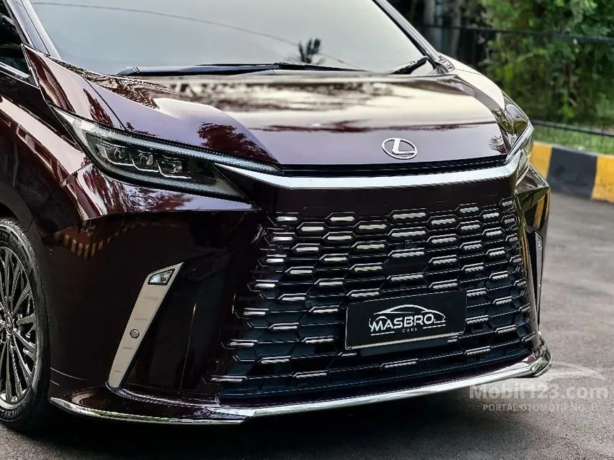 2025 Lexus LM 350h 7 Seater MPV