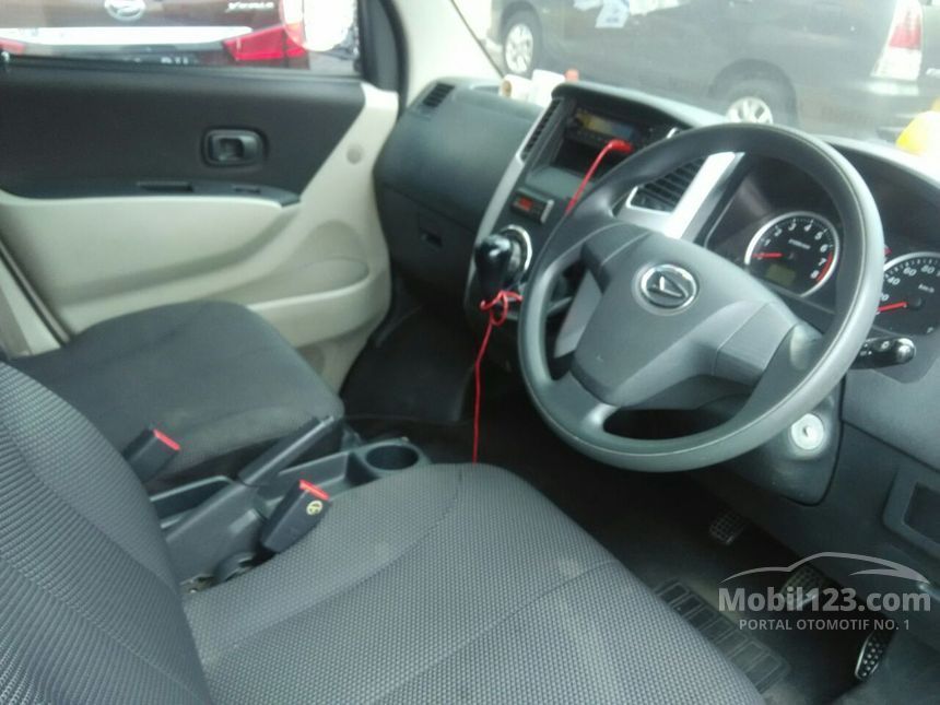 2014 Daihatsu Luxio D MPV