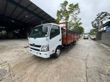 Unregistered 21.5 Kaki Hino XZU710 Wooden Cargo With Steel Pagar ( 5 Org Pekerja ) For Sell