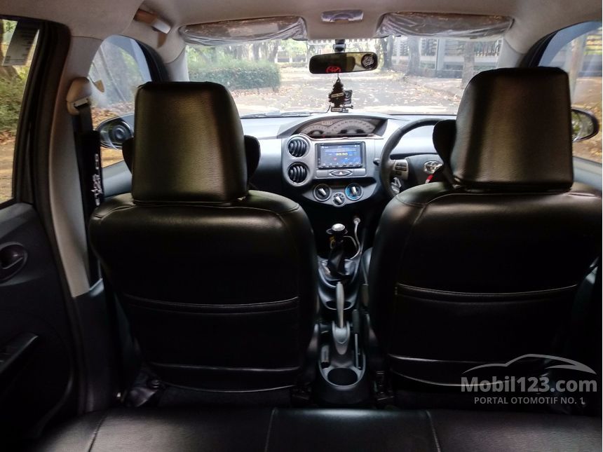2013 Toyota Etios Valco G Hatchback