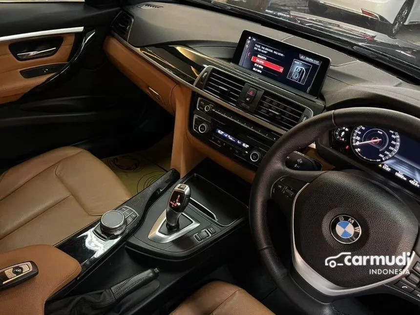 2018 BMW 320i Luxury Sedan