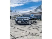 2021 Lexus ES 300h 2.5 Ultra Luxury Sedan Paket Kredit CIMB Niaga Auto Finance Siap Pakai Terima Tukar Tambah Perfect Condition