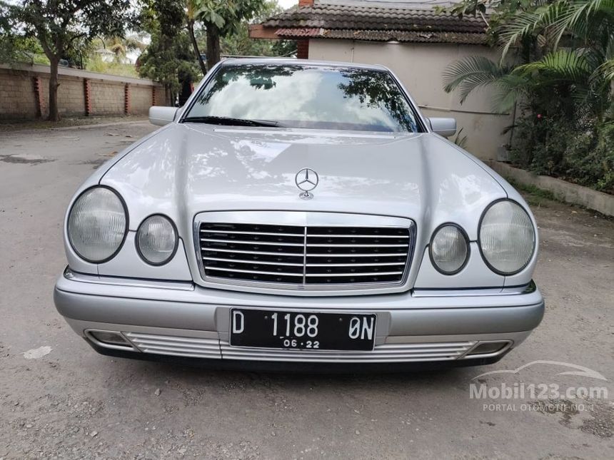 1998 Mercedes-Benz E320 Sedan