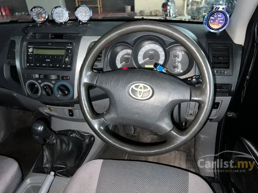 2005 Toyota Hilux SR Double Cab Pickup Truck