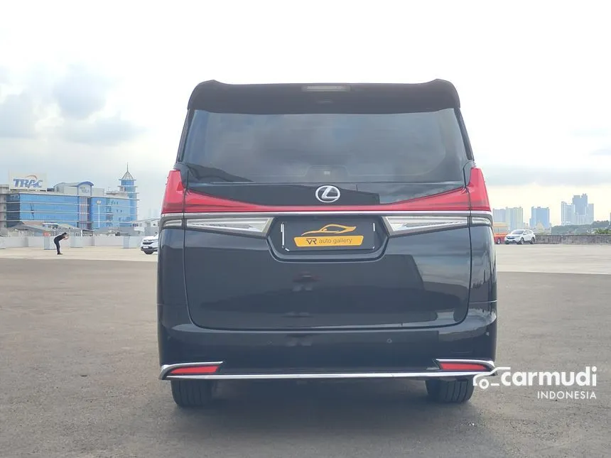 2022 Lexus LM350 Van Wagon