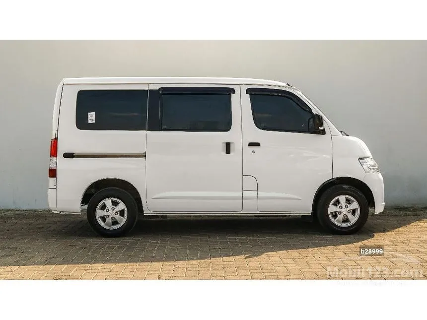 2022 Daihatsu Gran Max Mini Bus D Van