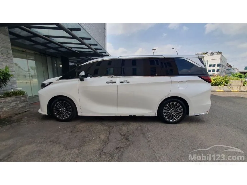 2024 Lexus LM 350h 7 Seater MPV