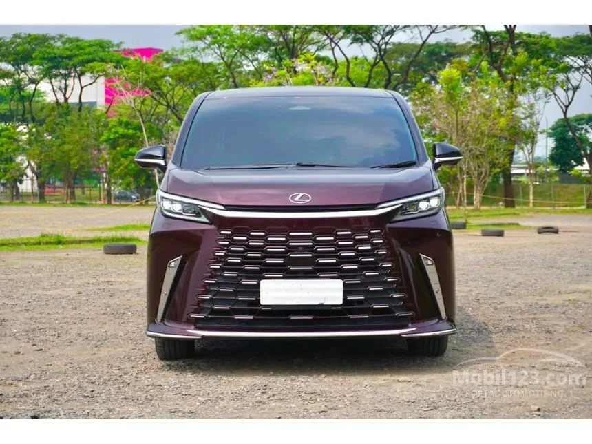 2025 Lexus LM 350h 7 Seater MPV