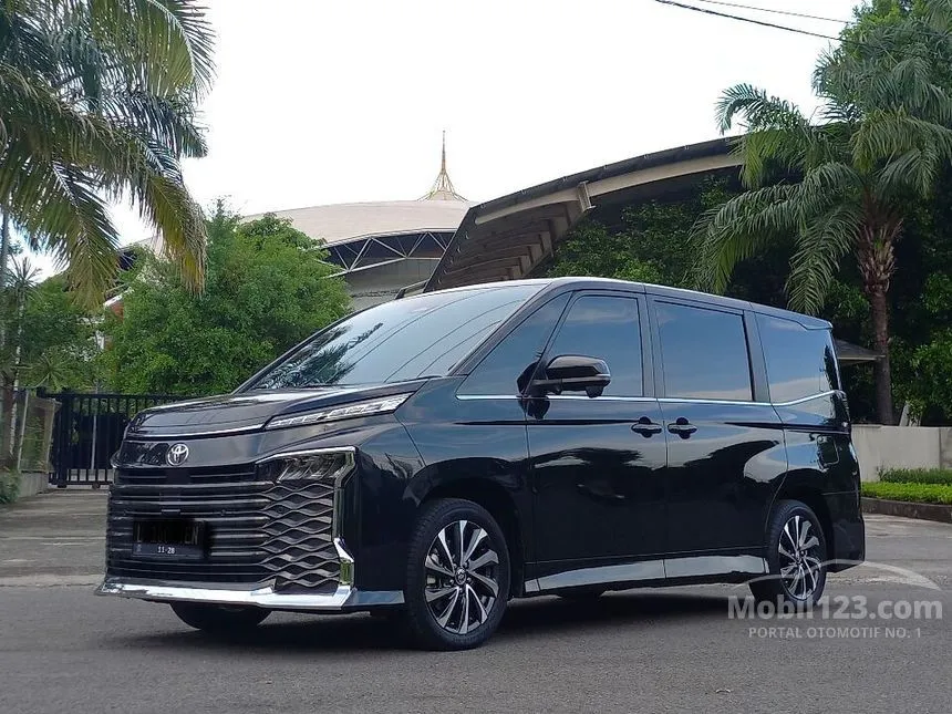 Jual Mobil Toyota Voxy 2023 2.0 di Jawa Timur Automatic Van Wagon Hitam Rp 580.000.005