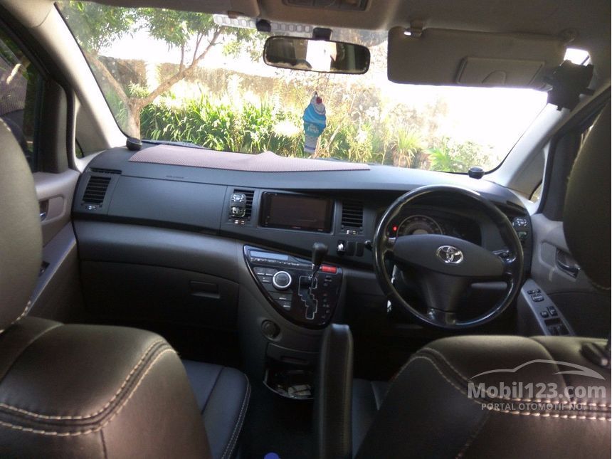 2005 Toyota ISIS 1.8 Automatic MPV Minivans