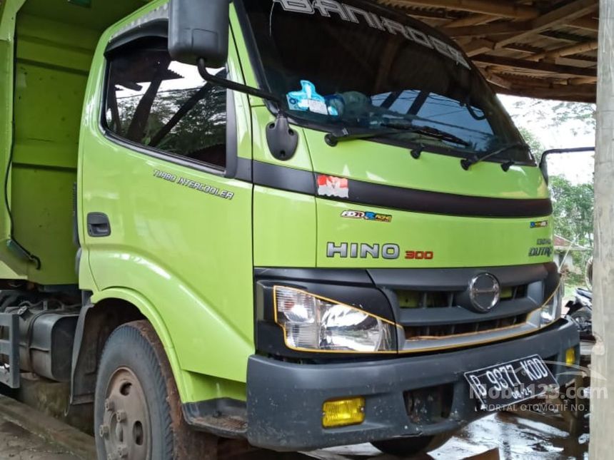 2017 Hino Dutro Trucks