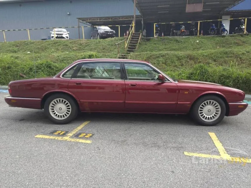 1998 Jaguar XJ8 Sedan