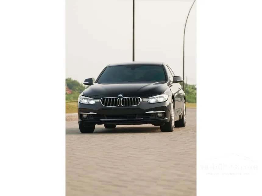 2019 BMW 320i Luxury Sedan