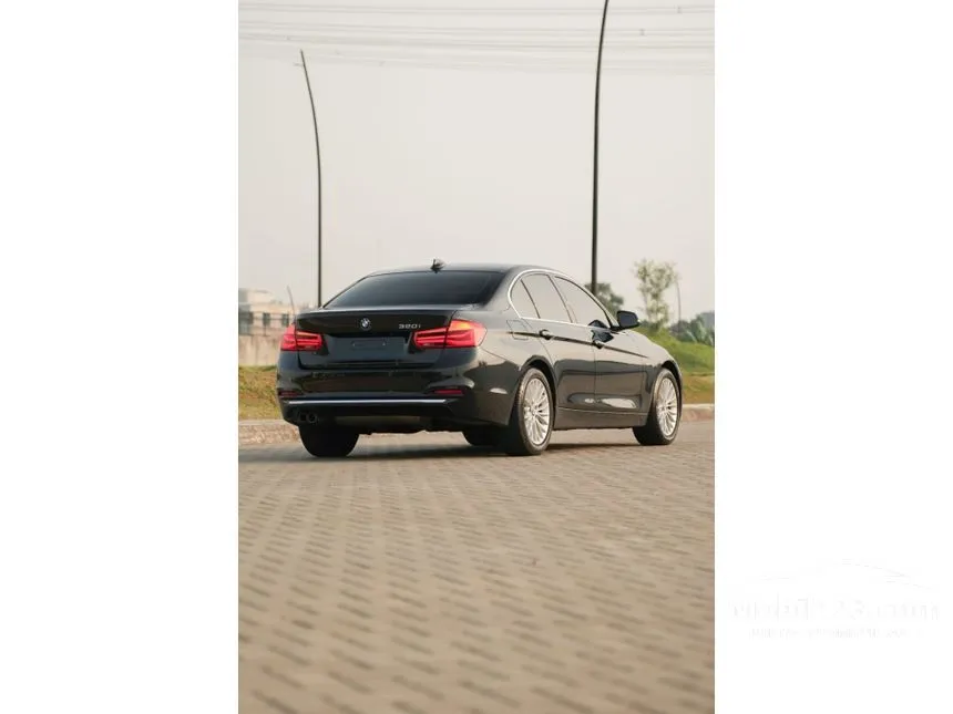 2019 BMW 320i Luxury Sedan