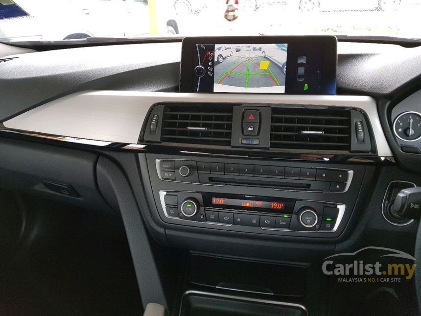 BMW 320i 2012 Sport Line 2.0 in Selangor Automatic Sedan 