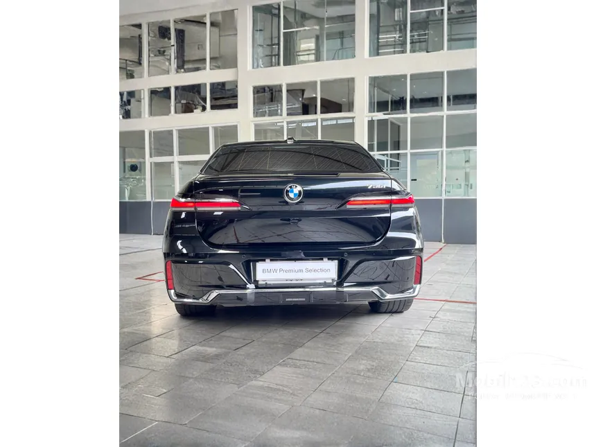 2024 BMW 735i M Sport Sedan