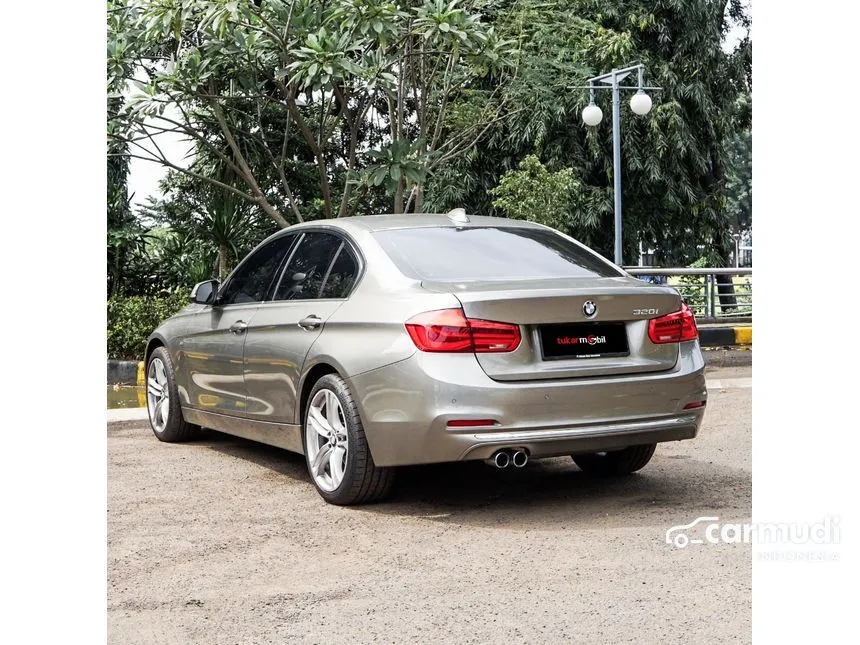 2018 BMW 320i Luxury Sedan