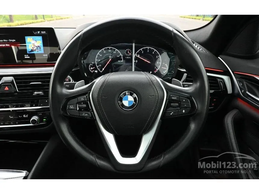 2019 BMW 520i Luxury Sedan