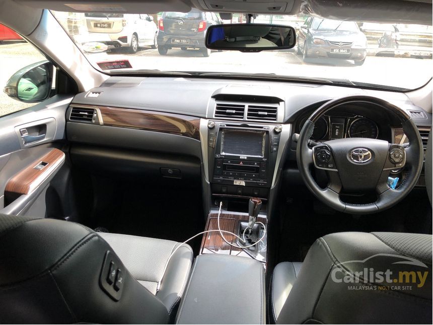 2016 Toyota Camry Hybrid Luxury Sedan