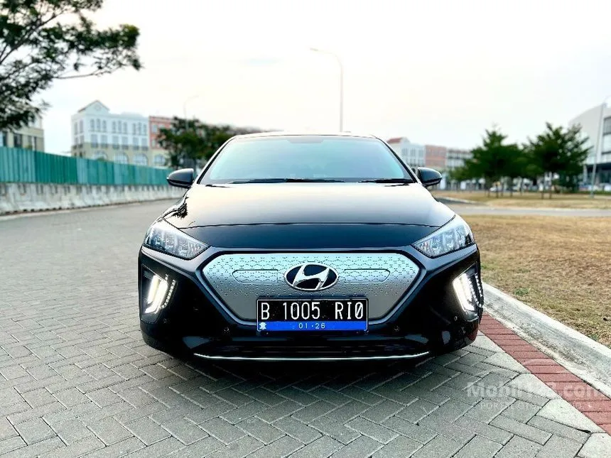 2020 Hyundai IONIQ Electric Signature Fastback