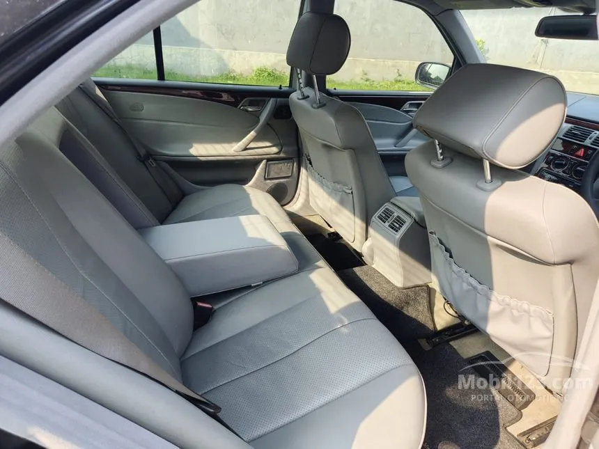 2000 Mercedes-Benz E240 Elegance Sedan