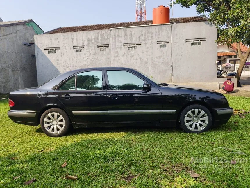 2000 Mercedes-Benz E240 Elegance Sedan