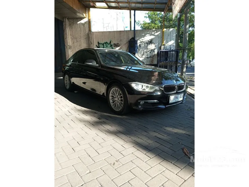 2013 BMW 320i Luxury Sedan