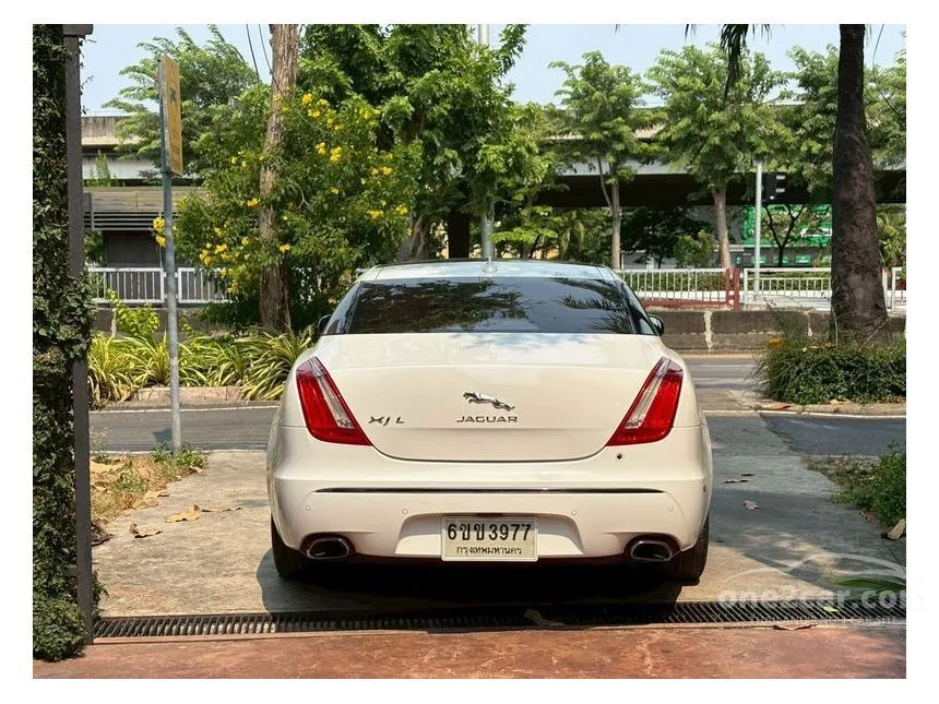 2014 Jaguar XJ Premium Luxury Sedan