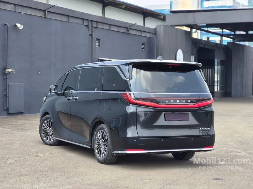 2024 Lexus LM 350h 7 Seater MPV