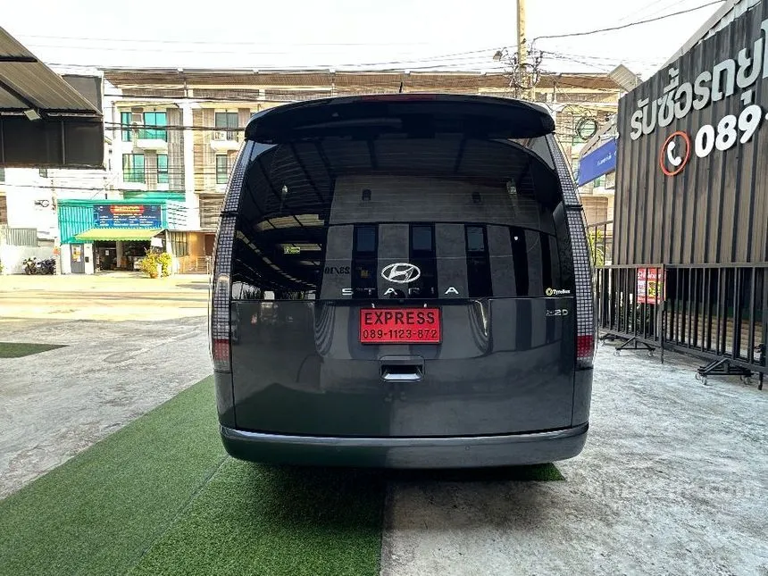 2022 Hyundai Staria SEL Van