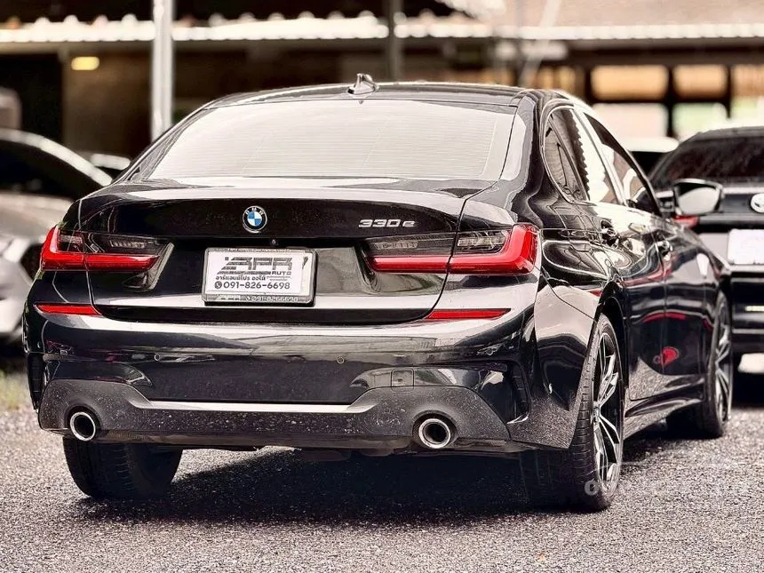 2022 BMW 330e M Sport Sedan