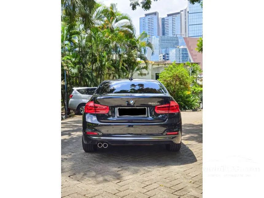 2018 BMW 320i Luxury Sedan