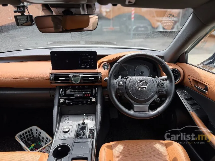 2023 Lexus IS 300 Version L Sedan