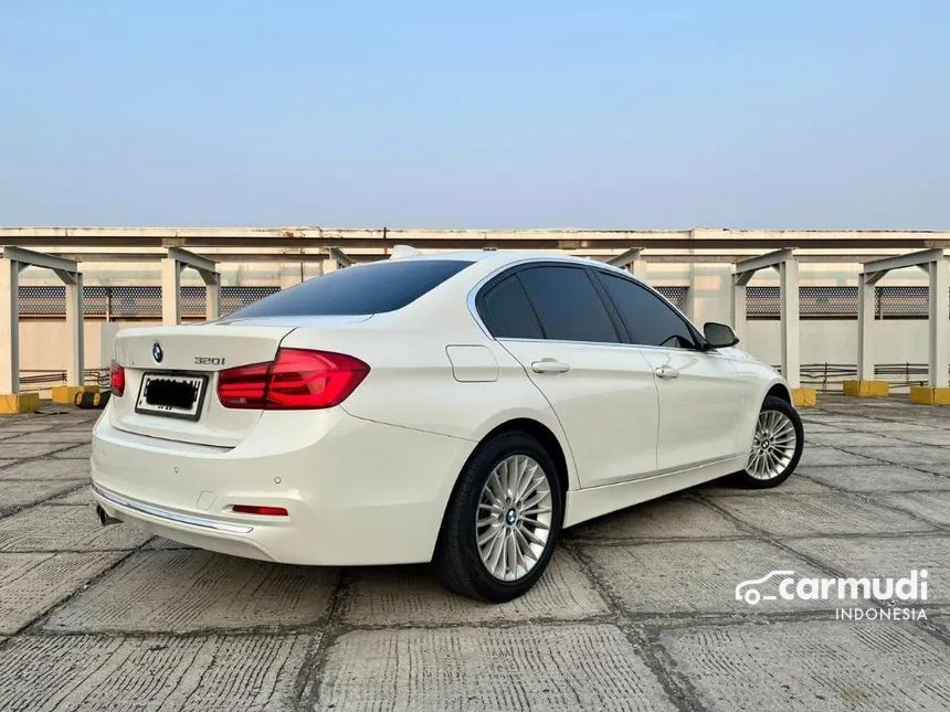 2018 BMW 320i Luxury Sedan