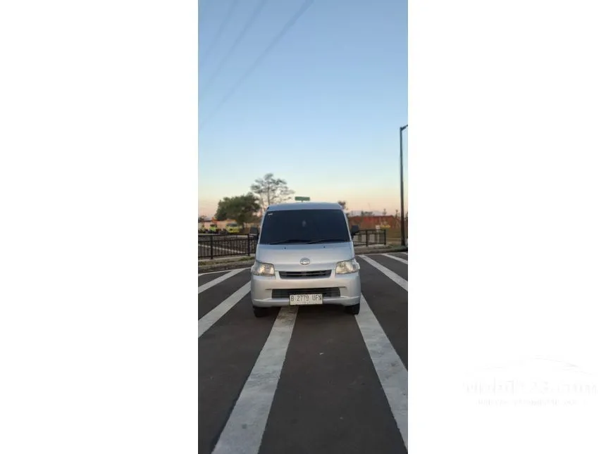 2017 Daihatsu Gran Max Mini Bus D Van