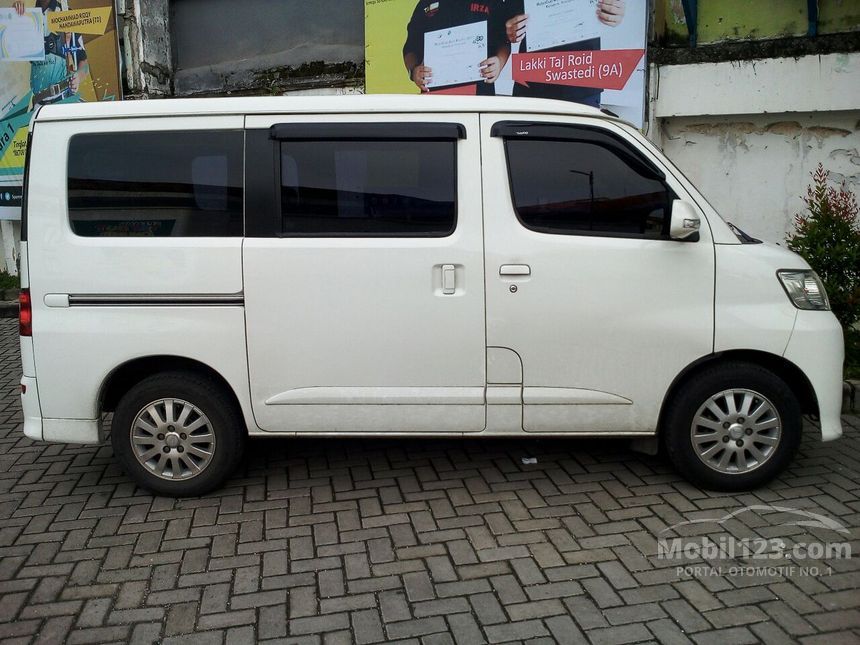 2011 Daihatsu Luxio M Wagon
