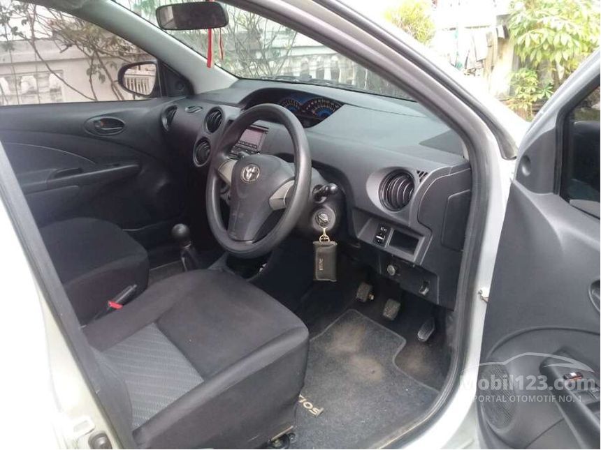 2017 Toyota Etios Valco JX Hatchback
