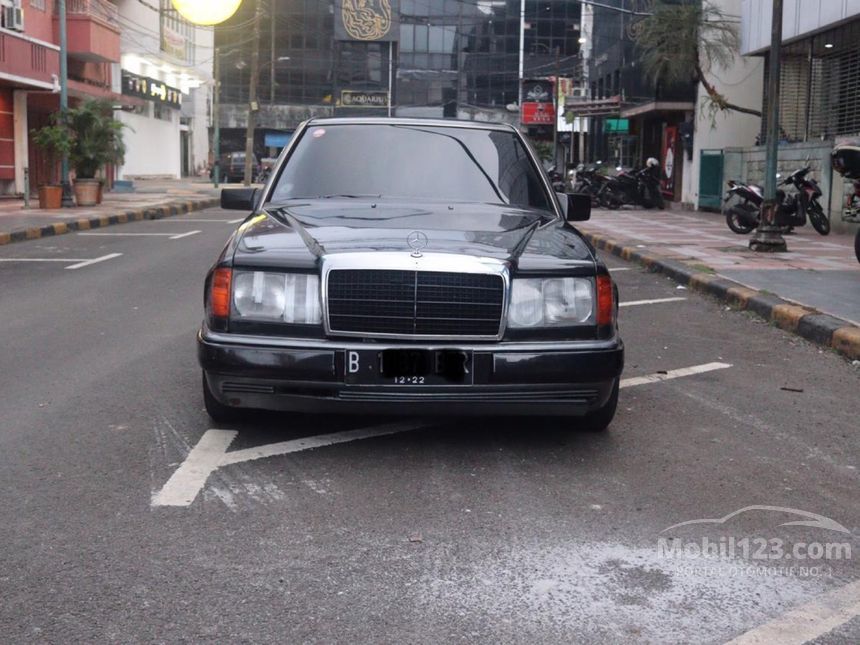1991 Mercedes-Benz 230E W124 Sedan