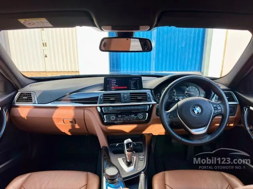 2018 BMW 320i Luxury Sedan