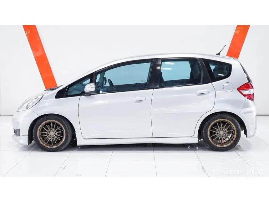2013 Honda Jazz SV i-VTEC Hatchback