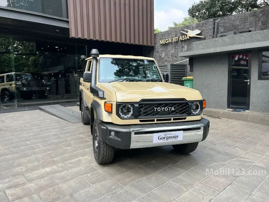 Jual Mobil Toyota Land Cruiser 2024 70 GXL 2.8 di Sulawesi Tengah Automatic SUV Coklat Rp 2.400.000.000