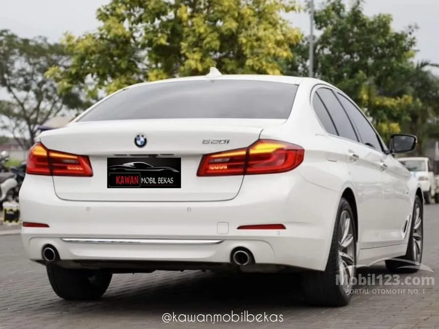 2019 BMW 520i Luxury Sedan