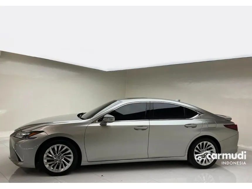 2024 Lexus ES 300h Ultra Luxury Sedan
